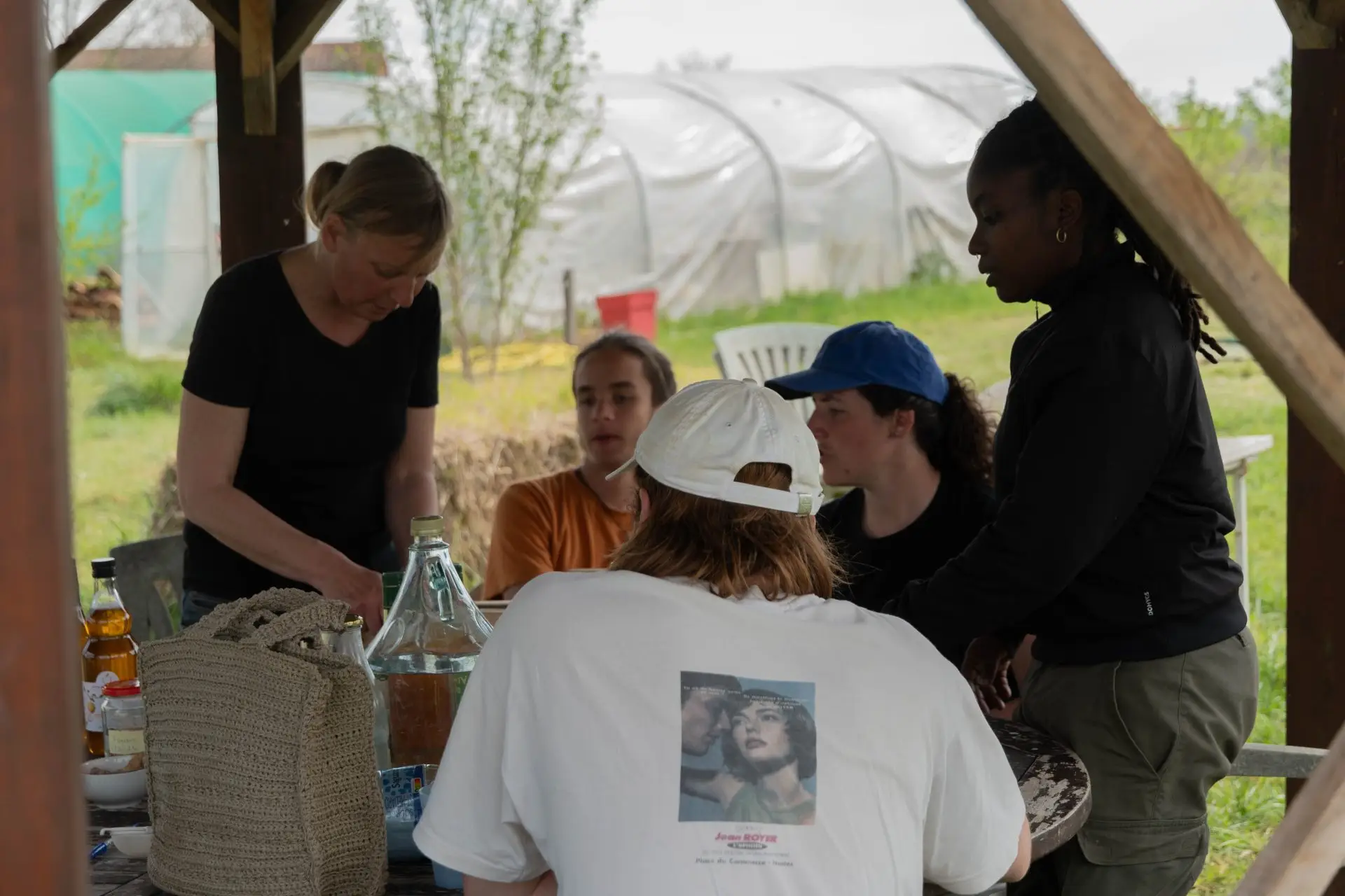 un petit groupe d'apprenant autour de la formatrice Al'Terre Égaux qui leur donne des explications pendant une formations écologique tarn